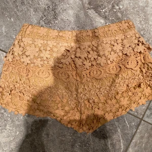 Shorts  - Shorts från zara. Knappt använda. Kunde inte rikigt få till färgen, men är ljusorangr/beige. Kika gärna på mina annonser, säljer mycket:) 