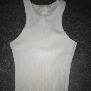 Ribbad linne - Detta linnet kände jag inte riktigt passar mig i stilen och därför säljer jag det. Det kommer ifrån Gina tricot i storlek 134/140. Är ribbad och vit, pris kan diskuteras💗nypris 100 men säljer för 35💓
