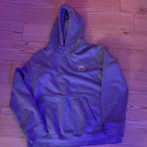Dickies hoodie  - Säljer min dickies hoddie som jag aldrig har använt , storlek XL
