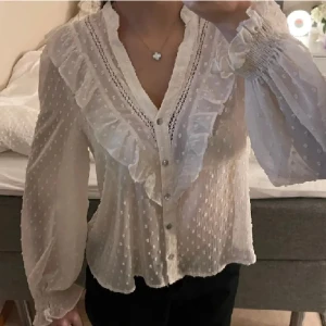 Blus 💕 - Bilden är lånad! Kom priv för egna🙏🏼Säljer denna skit snygga blus eftersom jag inte använder den! Den är i storlek S o säljer för 200kr💕💕