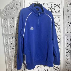 Snygg blå sweatshirt från adidas! 🩵