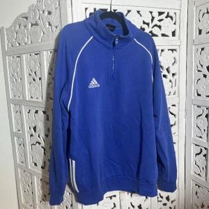 Adidas sweatshirt  - Snygg blå sweatshirt från adidas! 🩵