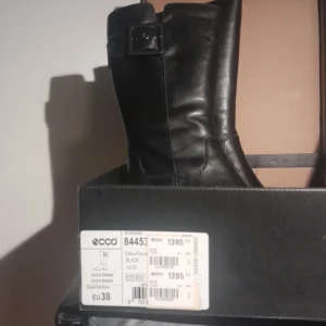 Dam boots med zip - Köpt från ecco för 1400 , säljer eftersom inte används längre. 10 / 10 skick inga defekter