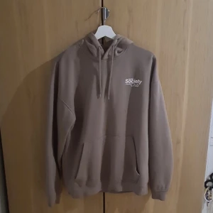 Hoodie  - Hoodie från Jack&Jones! Använt ett par gånger men är i bra form🤍 Inte säker på storlek men passar definitivt M-L Köpt för 300kr Säljs för 200