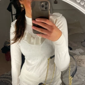 Stickad tröja - Så fin stickad tröja med volanger