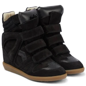 Marant skor - Funderar på att sälja mina marant skor som jag köpte här på plick. De är i storlek 41 och därav inte kommit till stor användning utav mig då jag har storlek 39. Skulle säga att 41orna sitter som en 40. Skriv för egna bilder. Högsta bud 2000