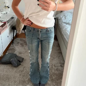 Bootcut Jeans - Säljer dessa så snygga jeans då de inte riktigt var min stil. Storlek S/M och passar mig som oftast har 34/36 i jeans, kan gå ner i pris vid snabbt köp 💕🫶🏼