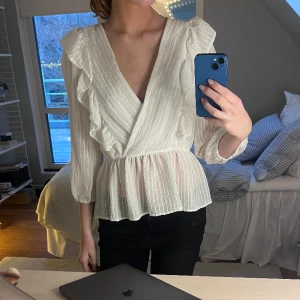 Blus  - Säljer denna jätte söta och fina blus från only, perfekt för både middag och till vardags! Använd men finns inga defekter på den🥰🥰