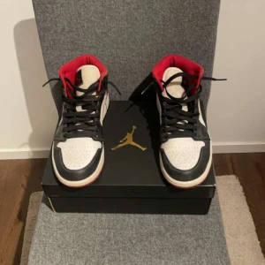 Nike air jorden 1 - Tjena säljer nu dessa fräscha Nike air jordan 1. Knappt använda, inget crease och Inte använda på flertal månader. Fläckar går att tvätta bort  med annars i väldigt bra skick. Pris kan diskuteras. Vid minsta fundering hör av dig.
