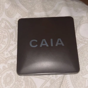 Caia matte bronzer  - Jag säljer denna Caia matte bronzer då den inte kommer till användning. Den är jättefin och är i färgen tuscany. Har använt typ 4-5 gånger 💓