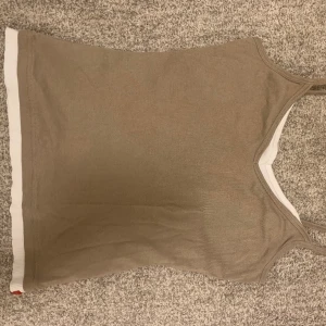 linne - Skit gulligt linne från esprit, när man har på sig det ser de ut som att man har lagt två linnen på varandra vilket är jätte cute💗 Hör av dig vid frågor eller om fler bilder, priset går alltid att diskutera!💗