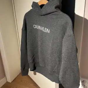 Jag säljer en calvin klein hoodie som är lite kortare vid magen men väldigt fin, nästan oanvänd och väldigt bra skick, kontaka om du är intresserad!