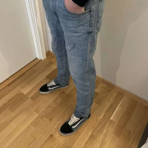 Lee jeans - Lee jeans| skick 8/10| strl 29/32 se sista bilden| killen på bilden är 180 cm lång| nypris 1000, mitt pris 249  hör av dig vid frågor eller funderingar🙌