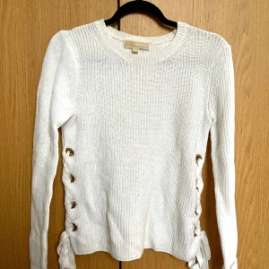 Stickad tröja Michael Kors - Cool stickad tröja från Michael Kors. Köpt för 1500kr men säljer för 300. Otroligt mjuk och skön vilket passar perfekt nu i kylan.