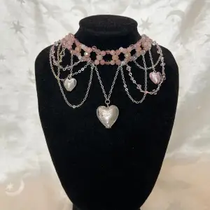 Ett rosa halsband med silvriga detaljer 💕 Halsbandet har en förlängningskedja:) Vid fler frågor: direktmeddela mig! 