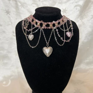 Handgjort halsband  - Ett rosa halsband med silvriga detaljer 💕 Halsbandet har en förlängningskedja:) Vid fler frågor: direktmeddela mig! 