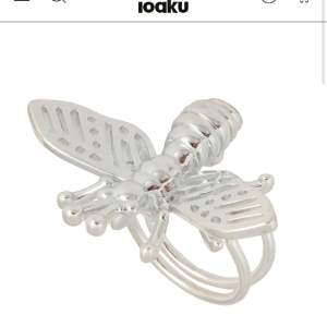 Säljer nu min ring från Ioaku ”Insect”. Inga tecken på andväning ser ut att vara helt ny. Kan gå ner i pris vid snabb affär🌟 Orginalpris: 599kr