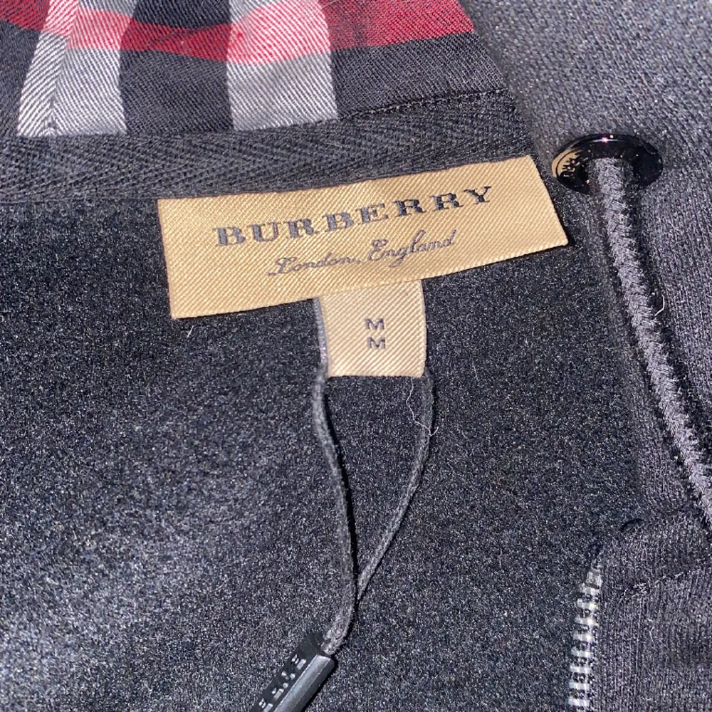 Väldigt snygg burberry hoodie, är använd 4-5 gånger men är i topp skick! Pris kan diskuteras vid snabb köp. Jag är även villig att byta mot ett eller flera andra plagg.. Hoodies.