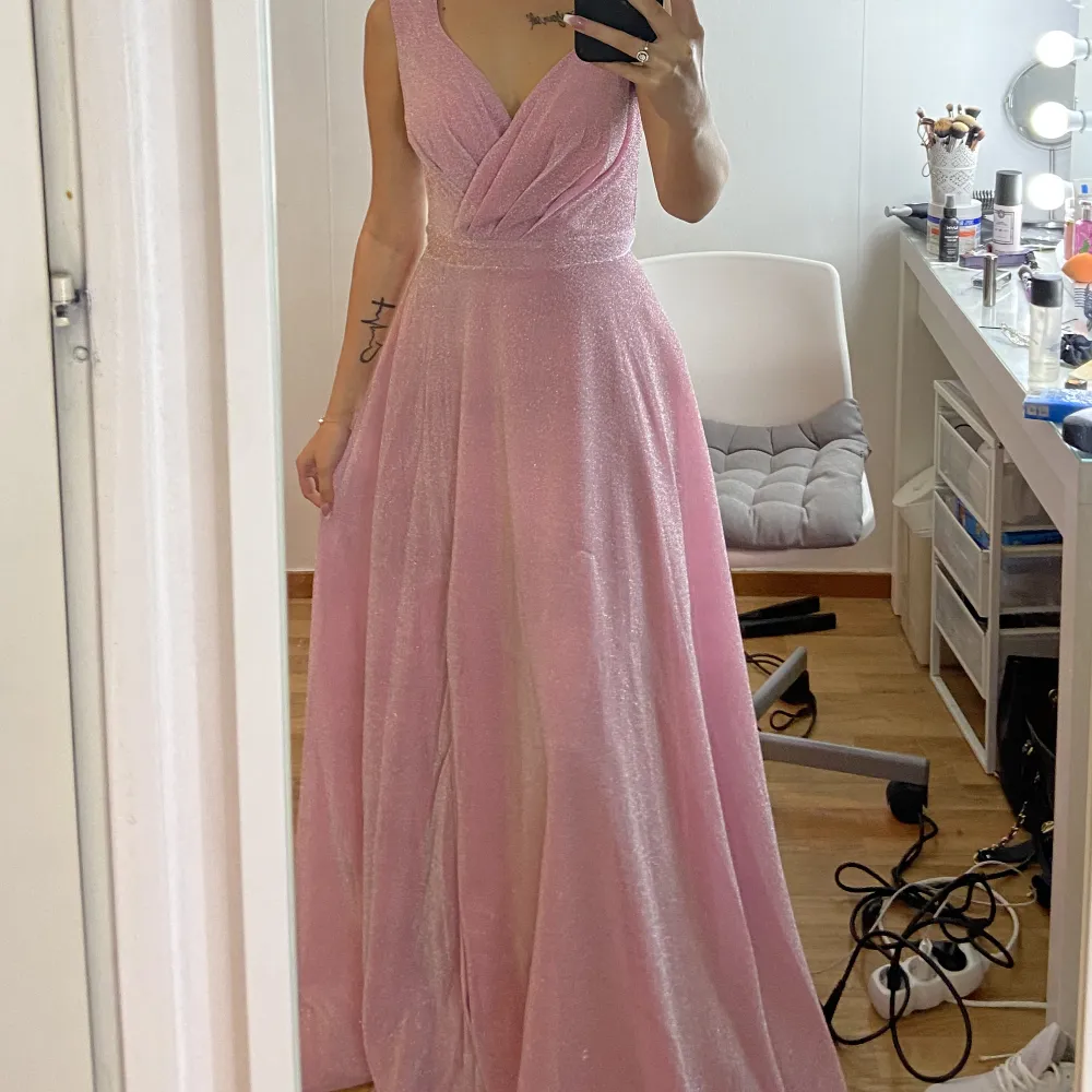 Rosa festklänning, använd några timmar. Klänningar.