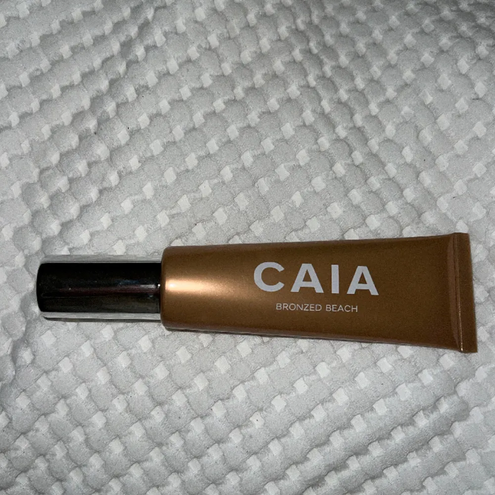 Säljer min Caia Liquid Highlighter i färgen bronzed beach, endast testad på handen.🧡 nypris 295. Accessoarer.
