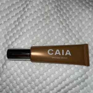 Caia highligther  - Säljer min Caia Liquid Highlighter i färgen bronzed beach, endast testad på handen.🧡 nypris 295