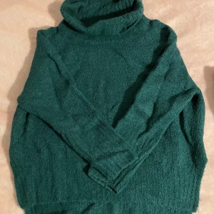 STICKAD TRÖJA - Stickad tröja från Lindex strlk XS. Mörk-grön, använd ett par gånger. 