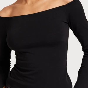 Off shoulder slit top  - Tröjan är i storlek S och i färgen svart. Om ni är intresserade och vill veta mer om tröjan så är det bara och skriva.Priset kan diskuteras😊