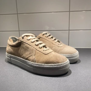 Arigato skor - Axel arigato mocha skor i bra skick förutom att det finns någon fläck på högra skon (se bild 3) men går säkert att fixa,  Skriv gärna vid funderingar! 