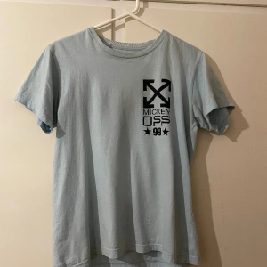 Off white tröja  - Säljer en äkta off white t-shirt pris kan diskuteras 