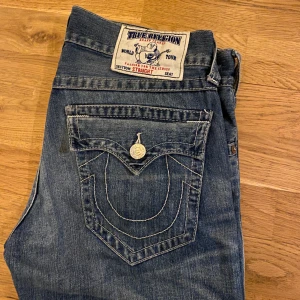 TRUE RELIGION - Säljer dessa true religon för 400kr de är i fint skick, dock så har de lite rosa färg på sig som ni kan se på tredje bilden, men det är inget man tänker på❤️❤️priset kan diskuteras! 