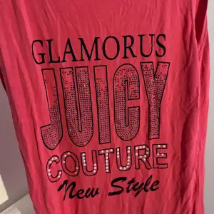 Långt och stort linne där det står Juicy couture på med glitter stenar. 