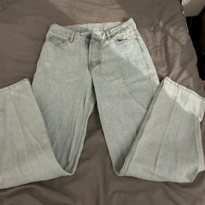 Jeans  - Storlek: 27 Skick: bra (förutom fläck på benet kan skicka bild) Färg: ljusblå Pris: 100kr