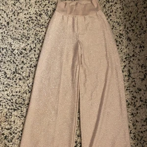 Byxor - Jätte fina byxor men dem kan vara lite tunna.  