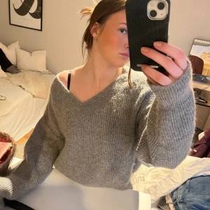 Gina tricot stickad  - Jätte mysig stickad från Gina. Tröjan är från kollektionen 2021. Använd fåtal ggr🩷