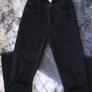 Jeans  - Aldrig använda, hål på knäna