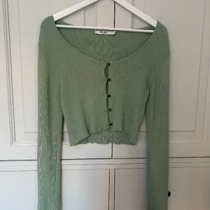 Croppad kofta /topp - Fin olivgrön/mintfärg