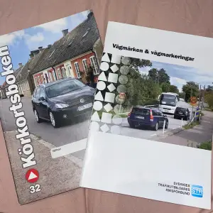 Körkortsboken och häftet ”vägmärken och vägmarkeringar”. Pris kan diskuteras 