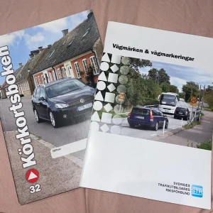 Körkortsboken och vägmärken häfte - Körkortsboken och häftet ”vägmärken och vägmarkeringar”. Pris kan diskuteras 