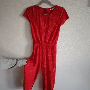 Säljer denna fina röda dressen pågrund av att den är för liten. Den blev lite statisk mot kroppen 