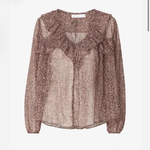 Supersöt blus - Lånade bilder!!Säljer denna Jättefina blus från zalando då den inte kommer till användning.🥰
