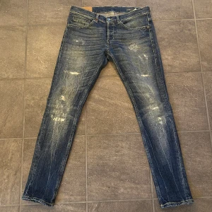 Dondup George - Tjena säljer dessa sjukt snygga dondup jeansen i modellen george. Väldigt bra skick o stl 33. Vid minsta fundering är det bara att höra av sig🙌