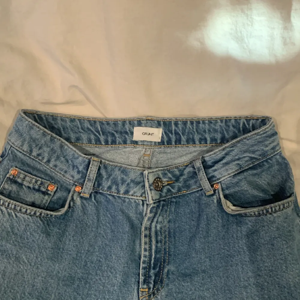 Tjena säljer ett par snygga loose jeans ifrån grunt Ny pris: 600kr Mitt pris: 200kr Skriv till mig om ni har några frågor😁. Jeans & Byxor.