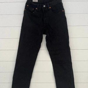 Levis jeans  - Säljer mina svarta jeans från märket Levis, dom är använda men i fint skick! Storlek w24 l30 ☺️