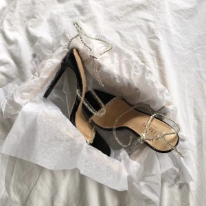 Klackskor från Simmi - Jättefina klackskor med diamanter jag hade på min bal för några år sedan. Använda fåtal gånger efter det, men de är i fint skick! Från Simmi shoes. Storlek 6 = 39 💕 normala i storlek, klackhöjd 11 cm.