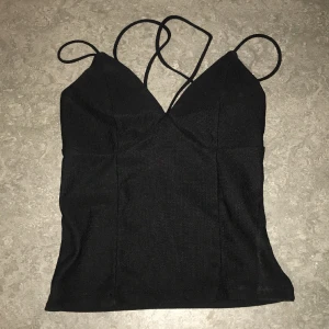 Topp  - Säljer min svarta topp för den inte kommer till användning nån mer. 