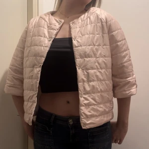 Trekvartsärmad jacka - Sååå snygg ljusrosa/beige trekvartsärmad jacka! Den passar perfekt nu till våren💞