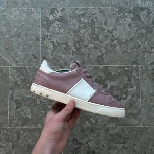 Valentino Flycrew - Säljer ett par schyssta valentino ”flycrew” | storlek 41, sitter som 42 | skick: 8/10, tappat 2 spikar bak, en på varje sko | pris: 1999kr | frågor? Tvek inte på att kontakta oss!