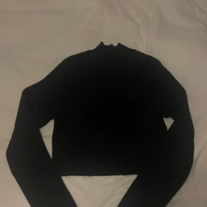 Crop top  - Denna tröja är aldrig använd men jätte fin, liten i stolek och även ribbad material. Denna är M men jag som är xs-s kan ha denna Kom gärna med pris förslag