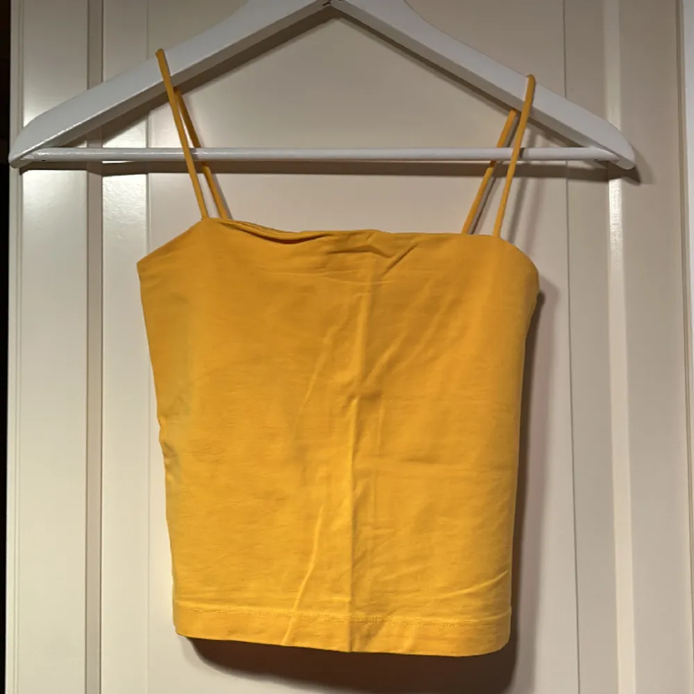 gult linne från Gina Tricot i storlek xs . Toppar.