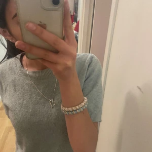 Stickad t-shirt - Säljer denna super fina stickade t-shirten då den inte kommer till användning så ofta. Super fin och sparsamt använd. Köptes på H&M för ett år sedan finns nog inte kvar❤️ Kan gå ner i pris vid snabb affär ❤️ 